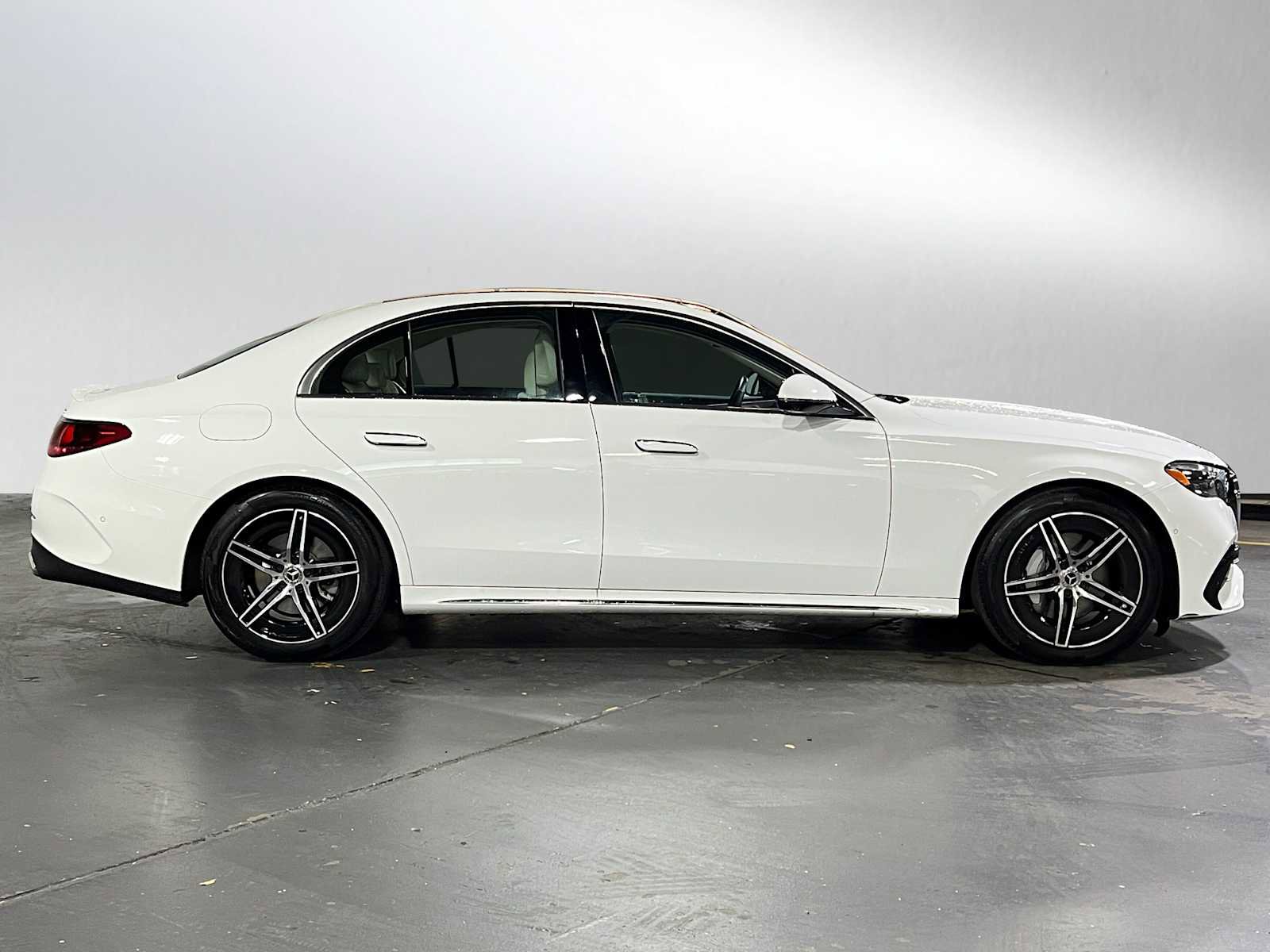 Used 2025 Mercedes-Benz E 350 4MATIC Sedan image 2
