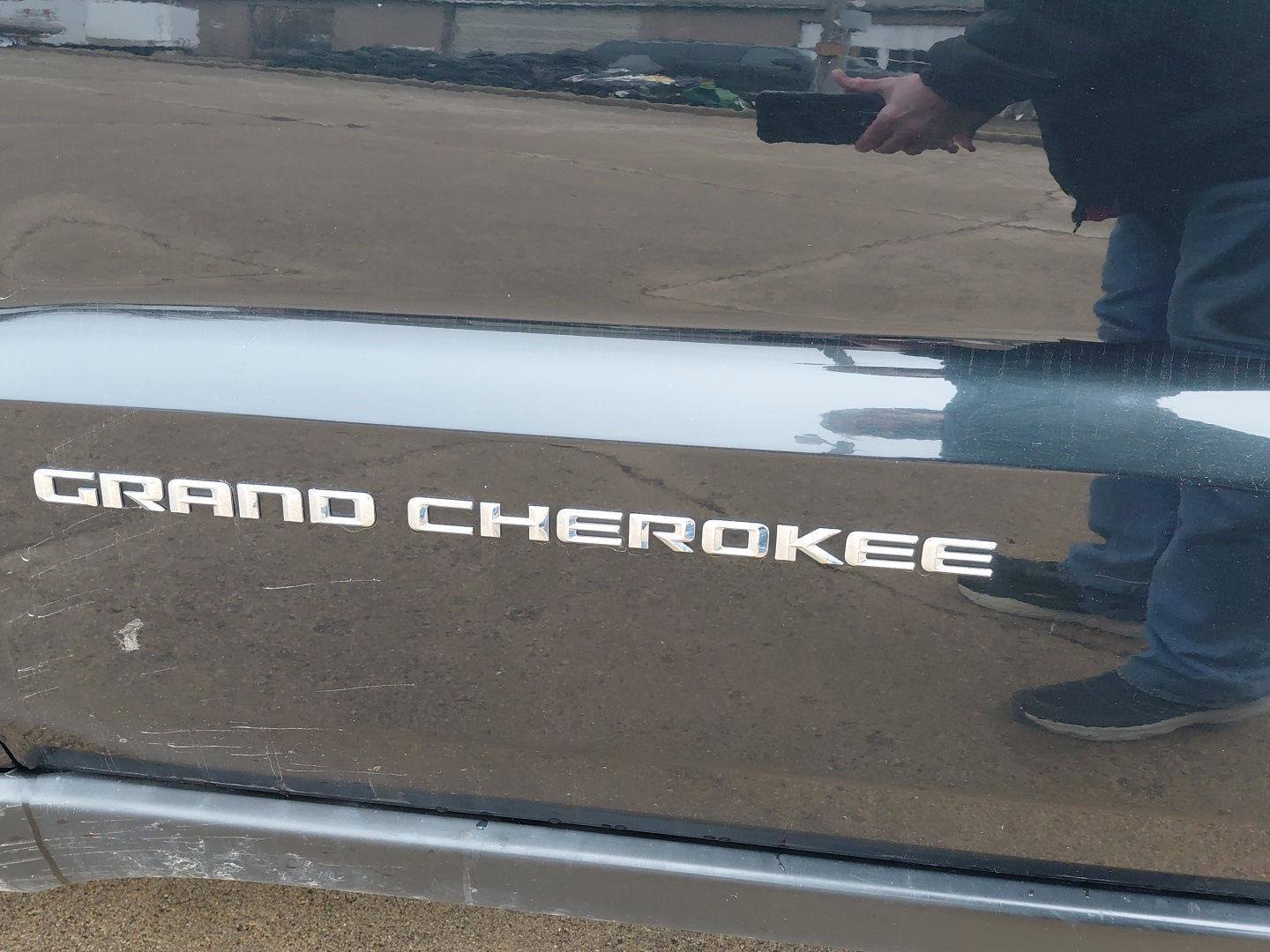 Used 2015 Jeep Grand Cherokee Limited w/ Luxury Group II image 24