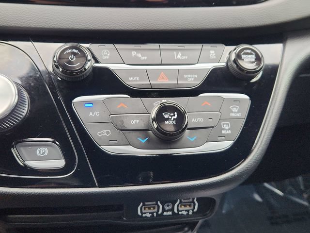 Used 2025 Chrysler Pacifica Select FWD image 45
