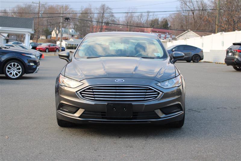 Used 2017 Ford Fusion SE w/ Fusion SE Technology Package image 2