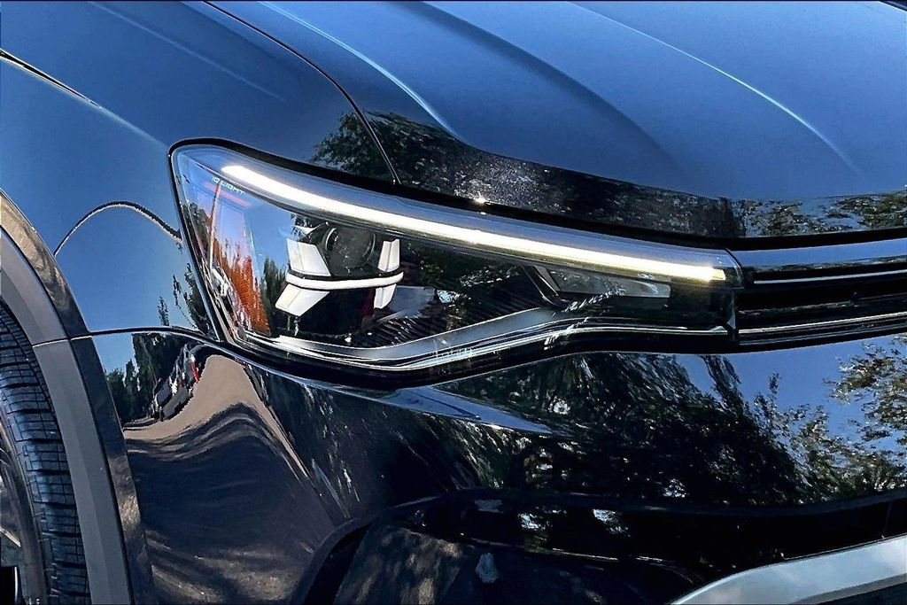 Certified 2025 Volkswagen Taos SE w/ Panoramic Sunroof Package image 12