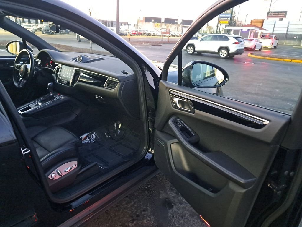 Used 2018 Porsche Macan image 17