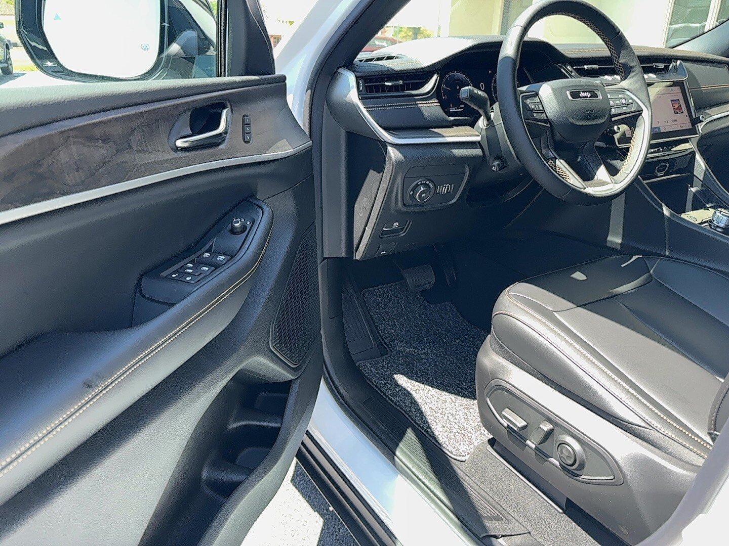 New 2026 Jeep Grand Cherokee Limited AWD/4WD image 18