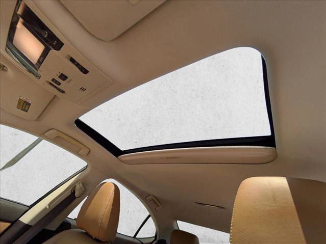 Used 2016 Lexus ES 300h w/ Luxury Package w/Wood Trim FWD image 16