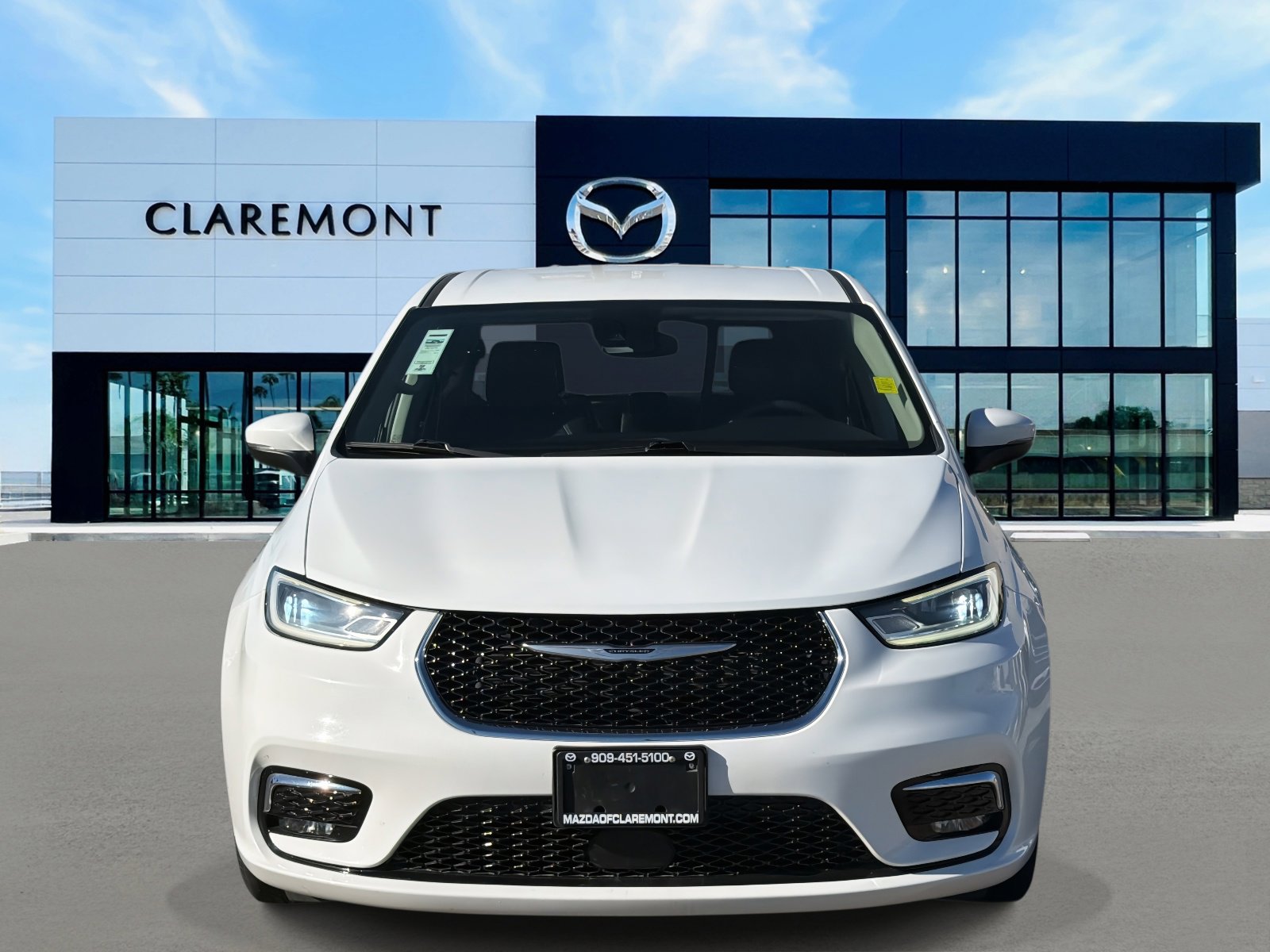 Used 2023 Chrysler Pacifica Touring-L image 2