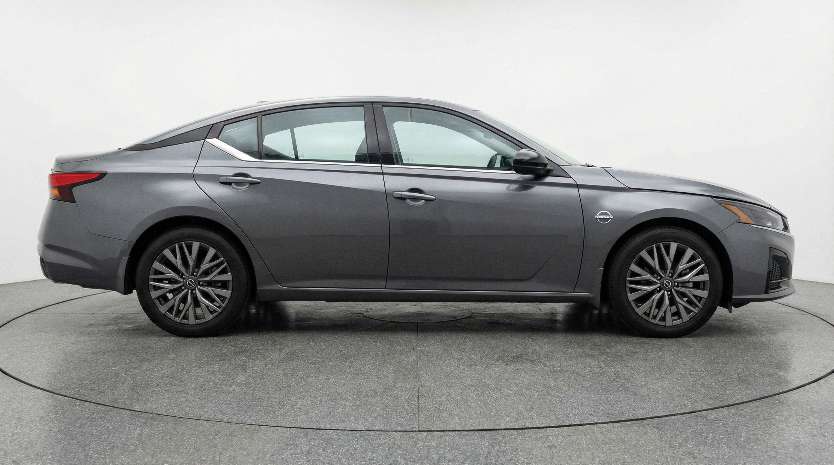 Used 2025 Nissan Altima 2.5 SV image 11
