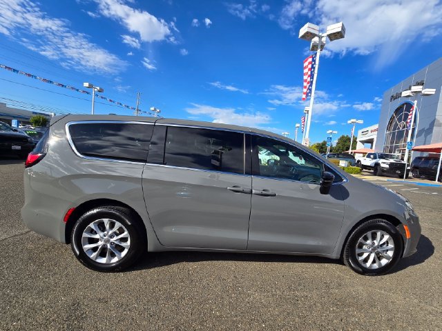 Certified 2025 Chrysler Pacifica Select AWD/4WD image 7