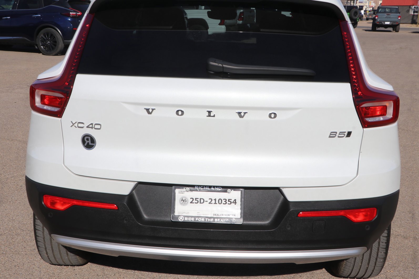 Used 2024 Volvo XC40 B5 Core image 6