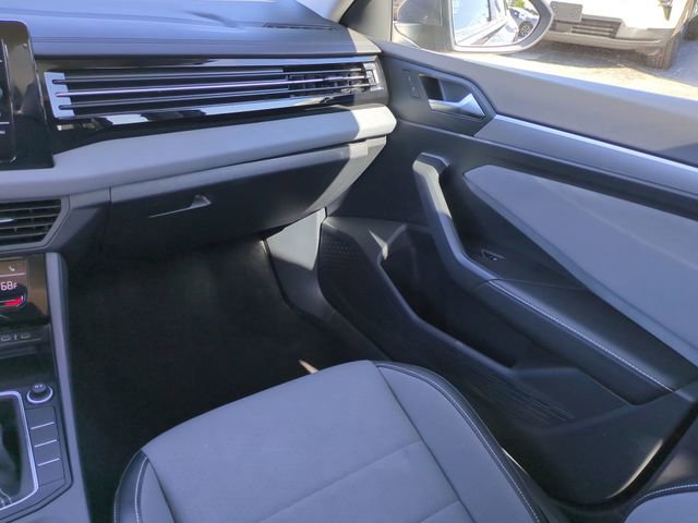 Used 2025 Volkswagen Jetta SE image 19