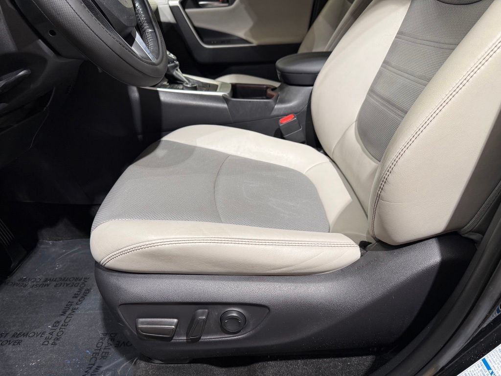 Used 2019 Toyota RAV4 Limited w/ Cold Weather Package AWD/4WD image 14