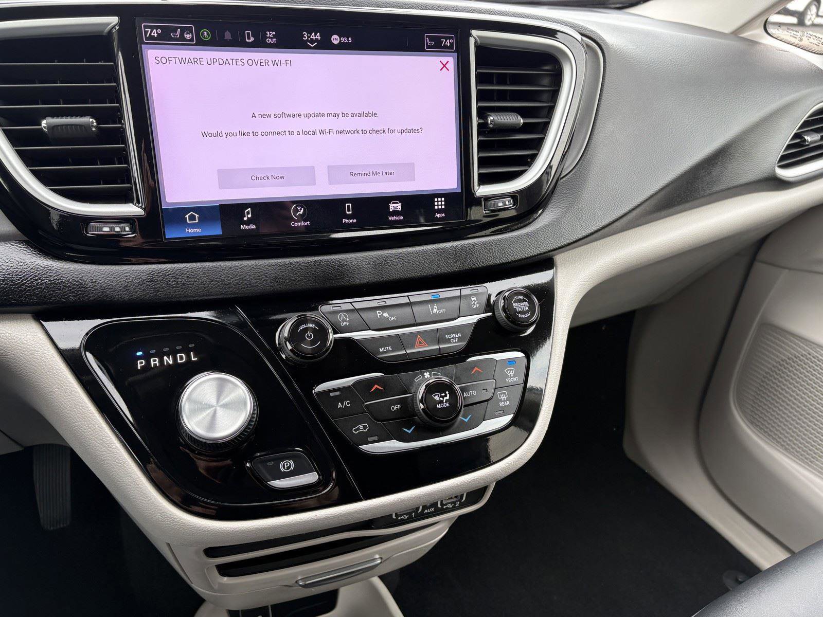 Used 2024 Chrysler Pacifica Touring-L image 17