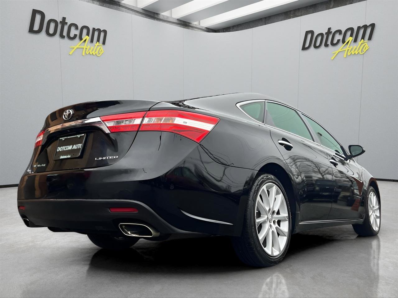Used 2013 Toyota Avalon Limited w/ Technology Pkg FWD image 12