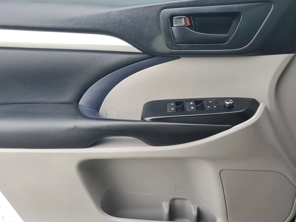 Used 2018 Toyota Highlander LE FWD image 18