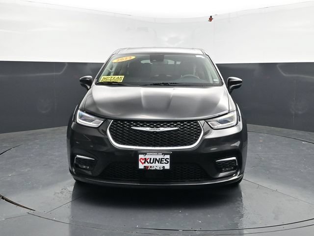 Used 2023 Chrysler Pacifica Touring-L FWD image 2