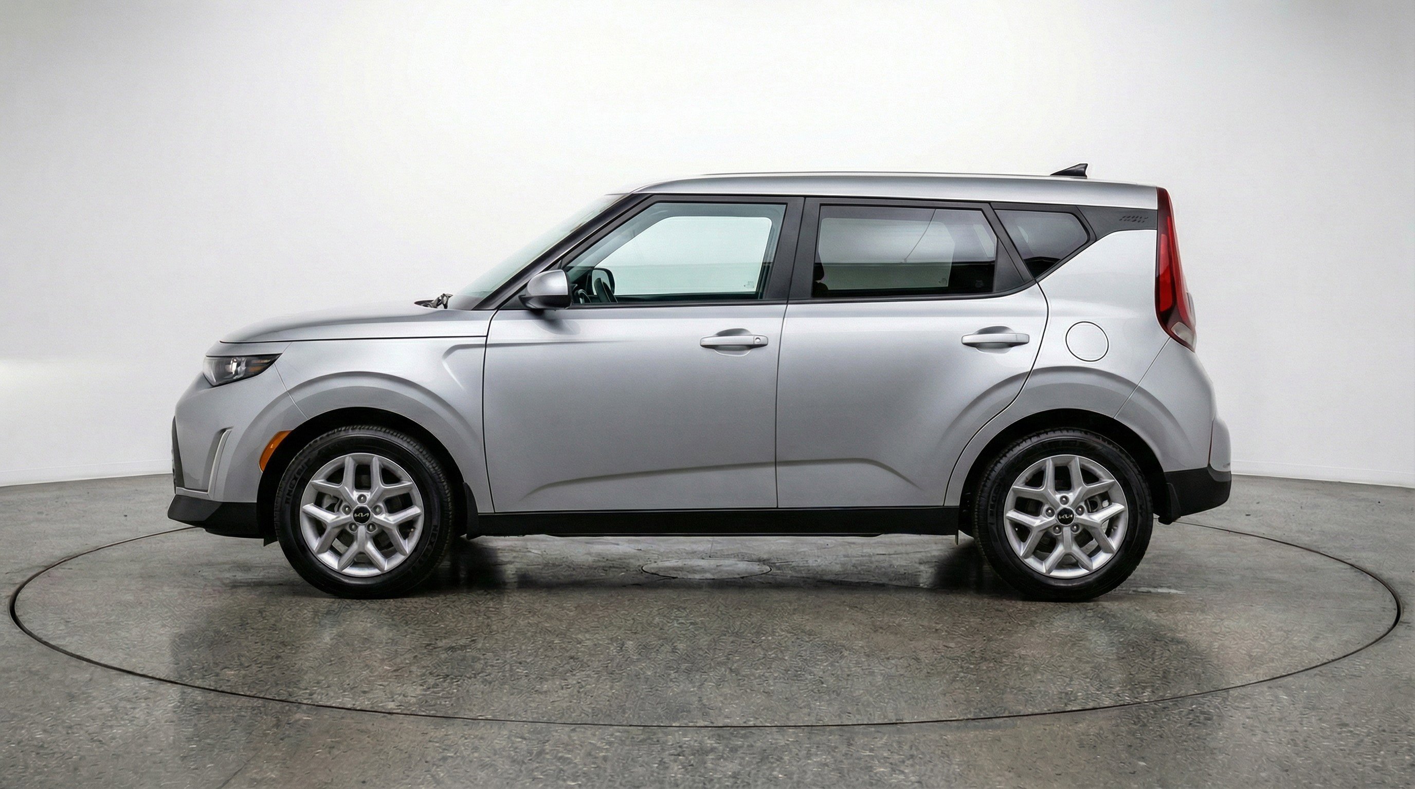 Used 2025 Kia Soul LX w/ LX Technology Package image 5
