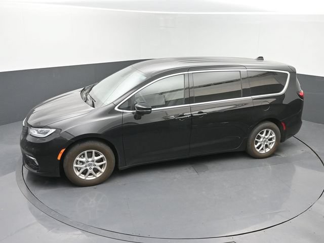 Used 2025 Chrysler Pacifica Select FWD image 32