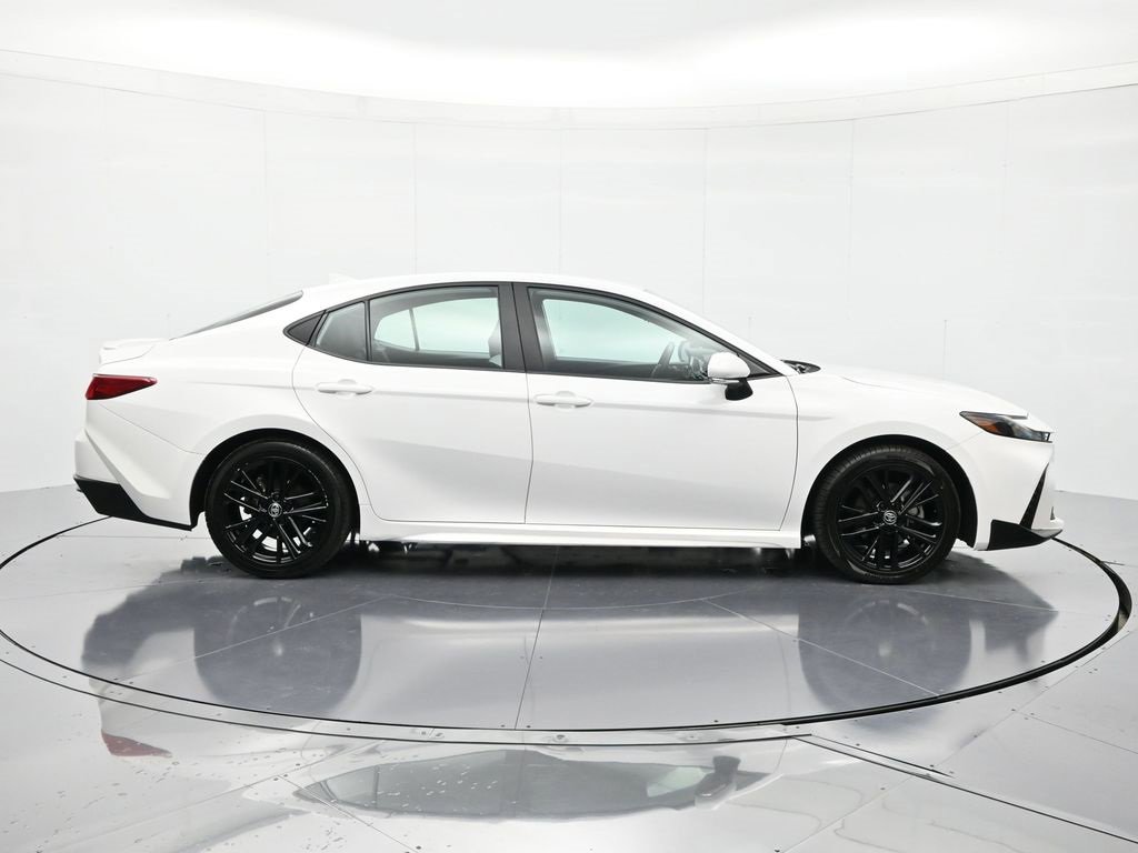 Used 2025 Toyota Camry SE image 4