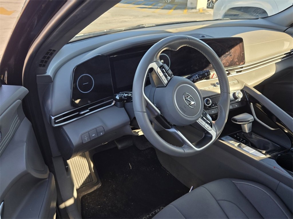 Used 2023 Hyundai Elantra SEL w/ Convenience Package image 9