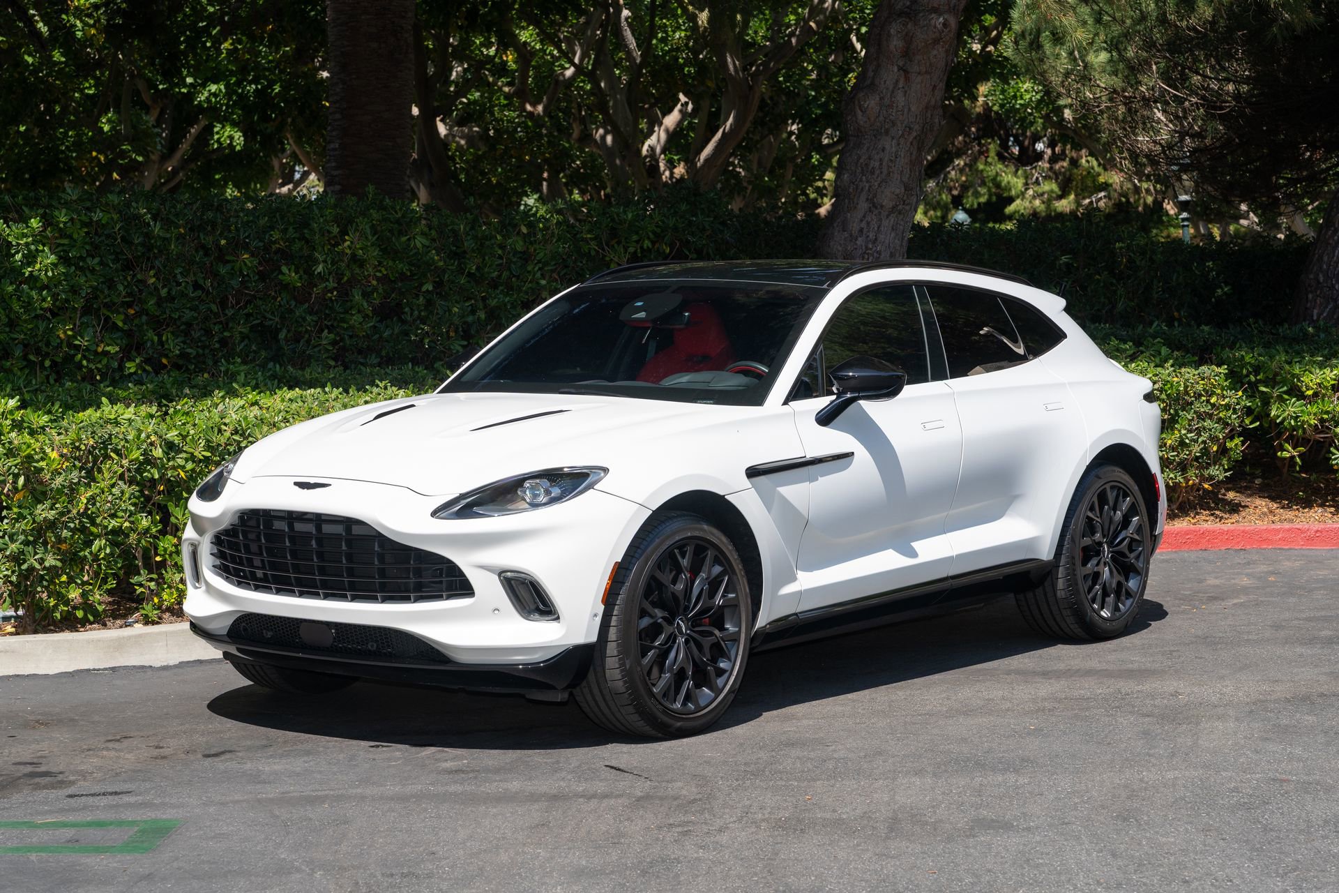 Used 2023 Aston Martin DBX AWD/4WD image 2