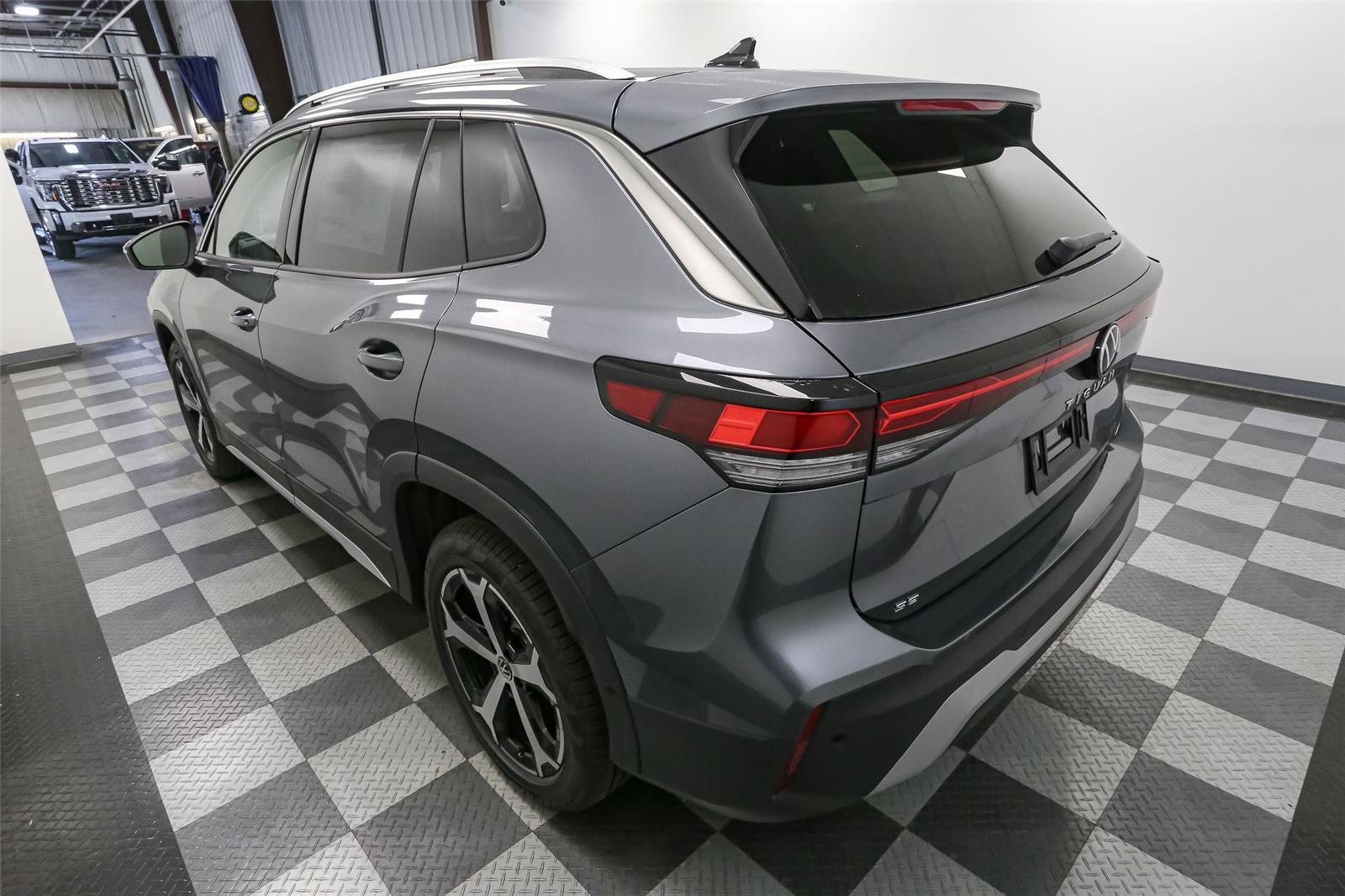 New 2025 Volkswagen Tiguan SE image 9