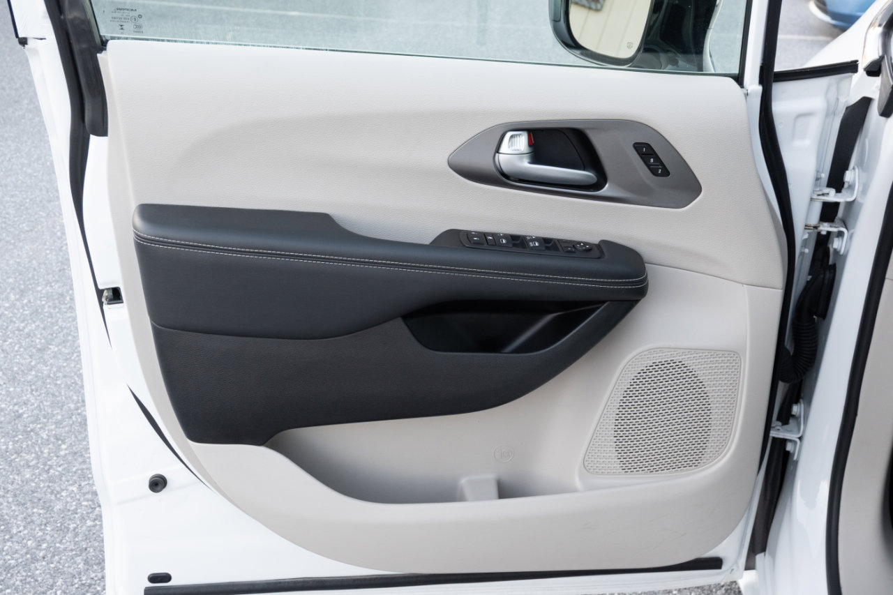 Used 2024 Chrysler Pacifica Touring-L image 12