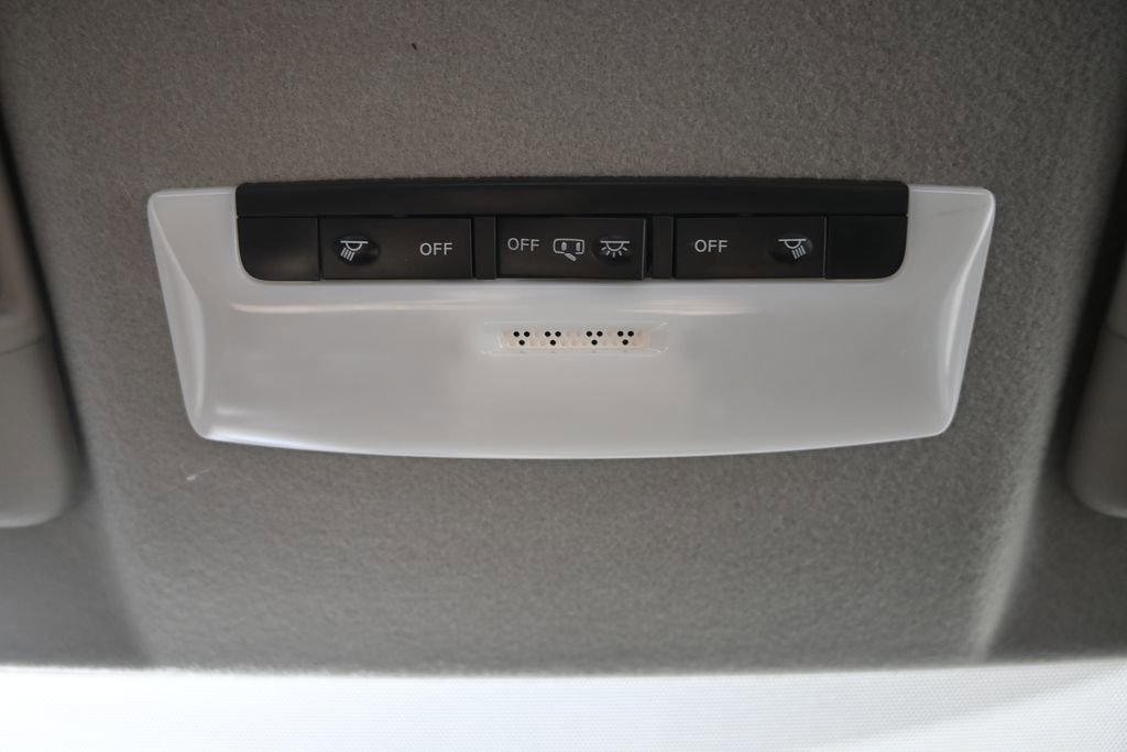 Used 2018 Nissan Kicks SV FWD image 31