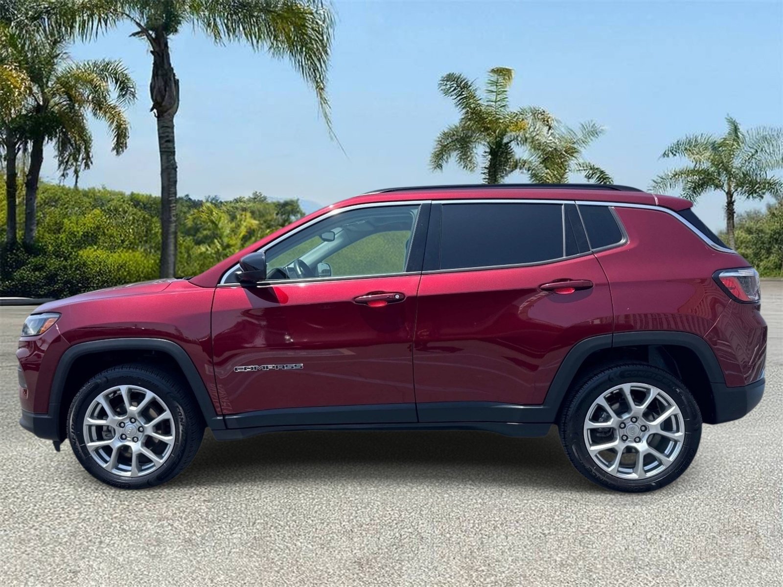 Used 2022 Jeep Compass Latitude w/ Sun and Sound Group AWD/4WD image 2