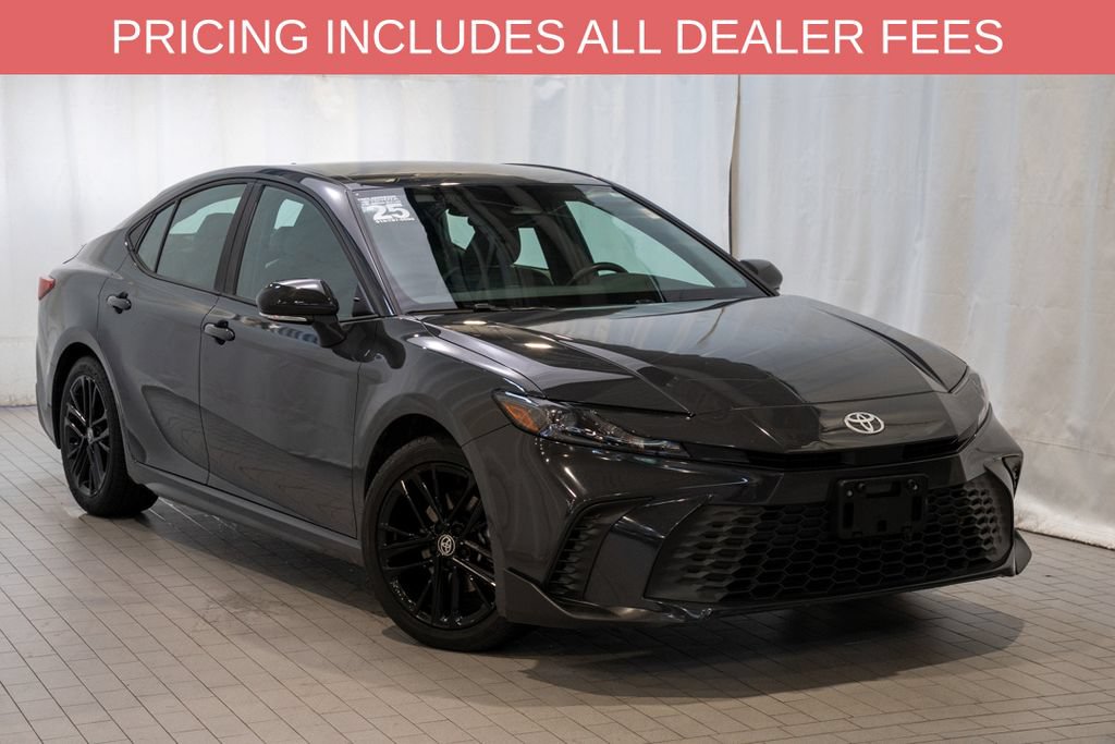 Used 2025 Toyota Camry SE FWD image 1