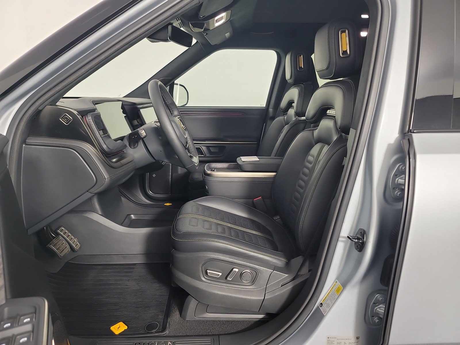 Used 2024 Rivian R1S Adventure AWD/4WD image 20