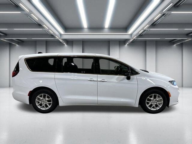 Used 2024 Chrysler Pacifica Touring-L video 1