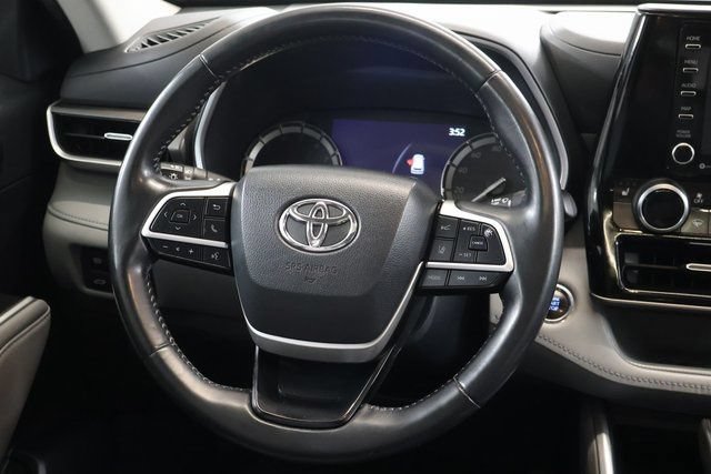 Used 2022 Toyota Highlander XLE AWD/4WD image 16