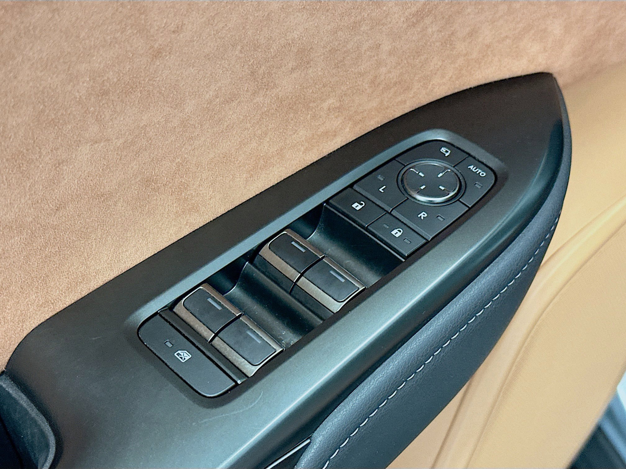 Used 2023 Lexus RZ 450e Premium w/ Accessory Package (2T) image 15