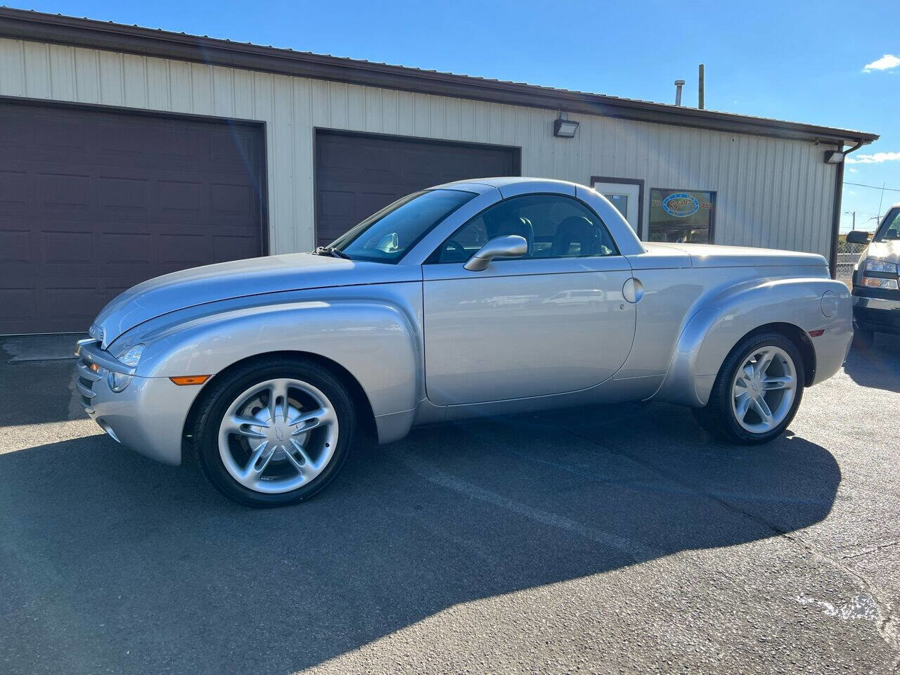Used 2004 Chevrolet SSR w/ Preferred Equipment Group RWD image 2