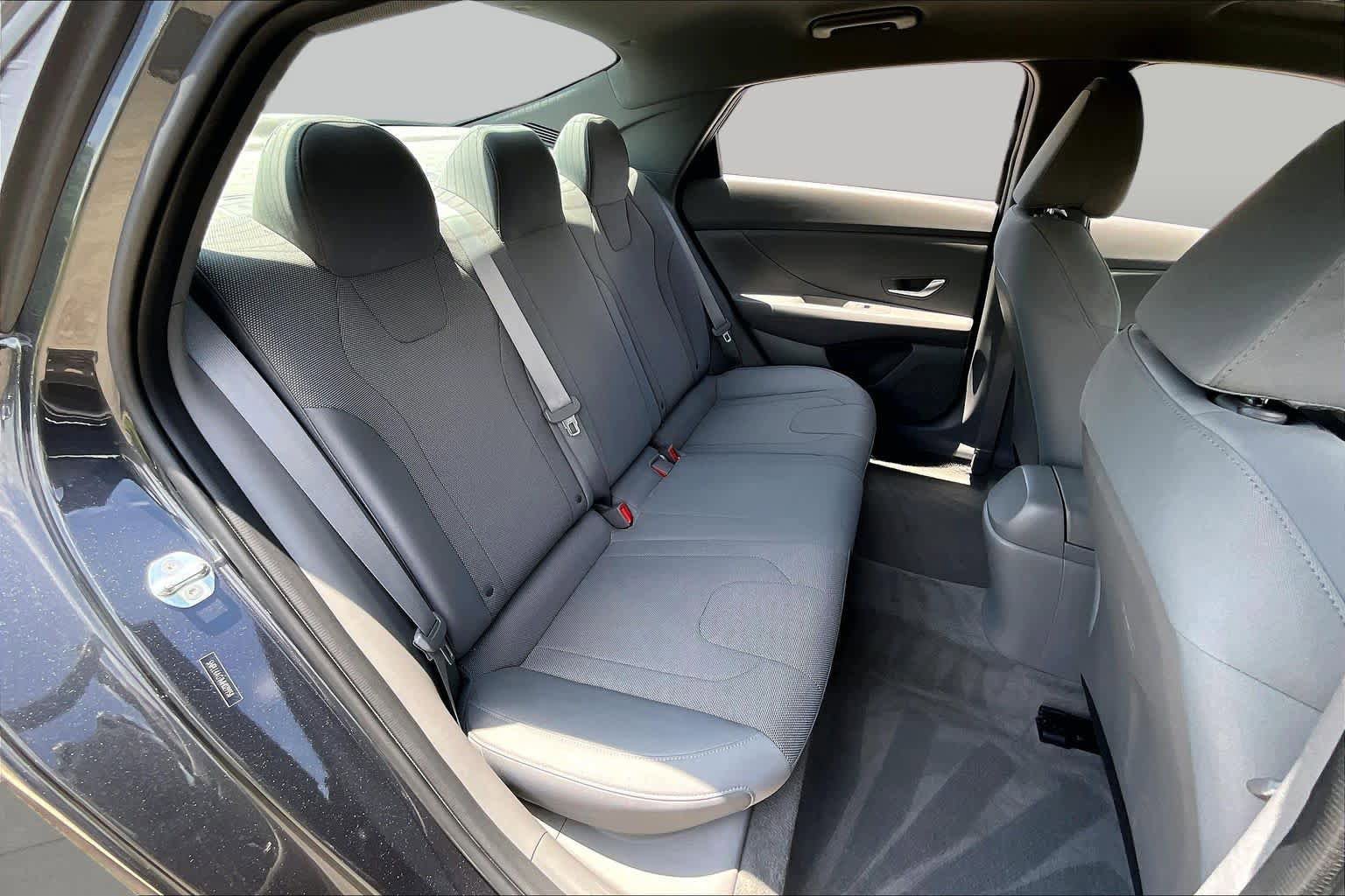 Used 2021 Hyundai Elantra SE FWD image 17