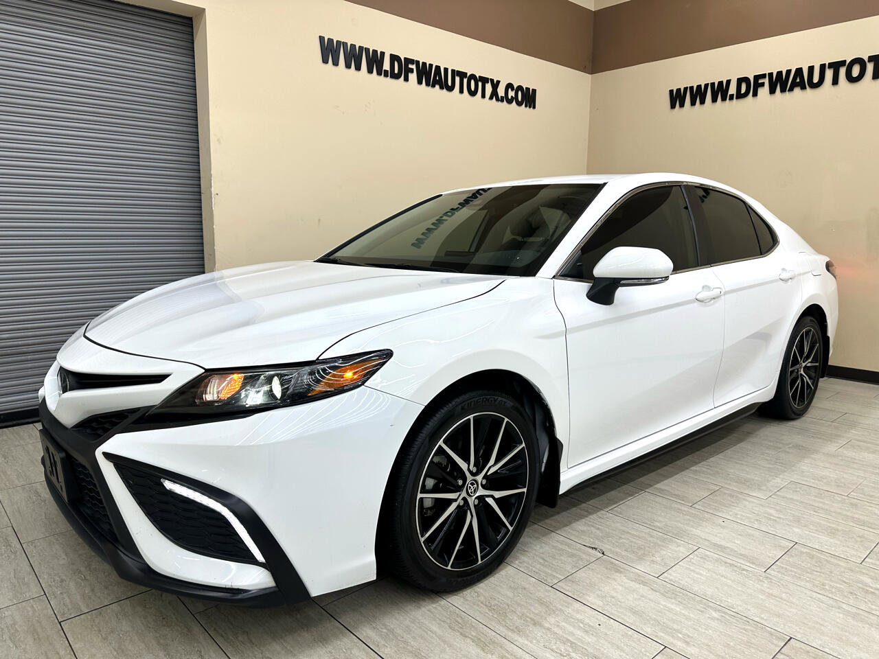 Used 2023 Toyota Camry SE image 2