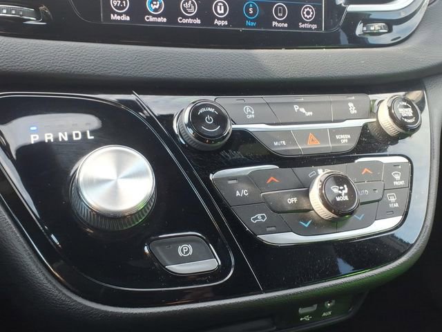 Certified 2020 Chrysler Pacifica Touring-L image 17