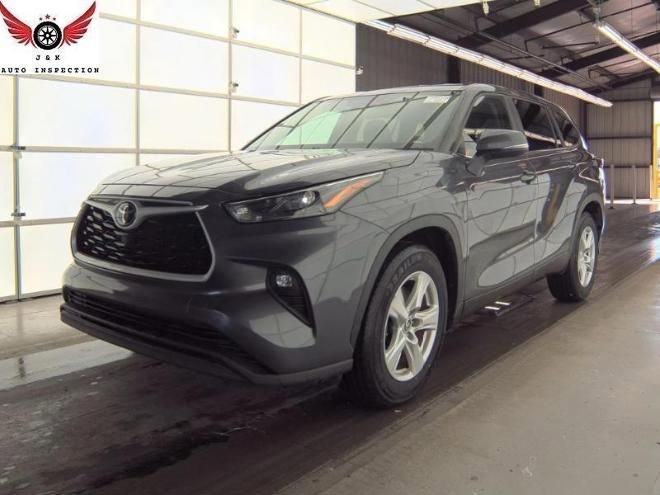 Used 2024 Toyota Highlander LE FWD image 2
