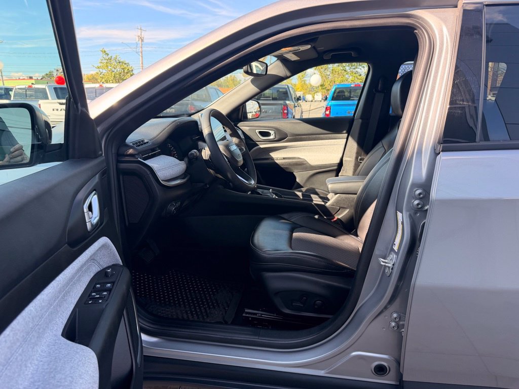Used 2023 Jeep Compass Latitude w/ Convenience Group AWD/4WD image 20