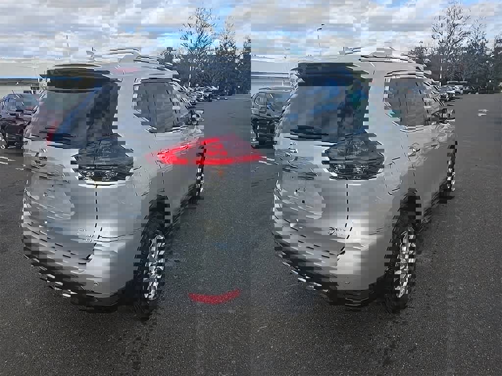 Used 2020 Nissan Rogue SV image 4