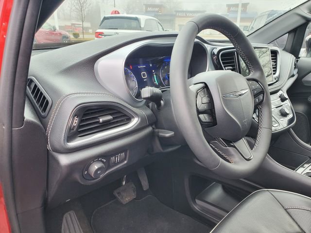 Used 2025 Chrysler Pacifica Limited image 24