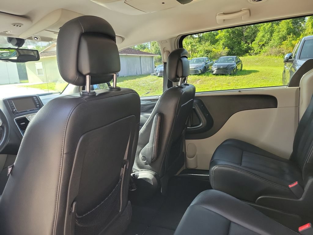 Used 2013 Chrysler Town & Country Touring-L w/ Driver Convenience Group FWD image 26