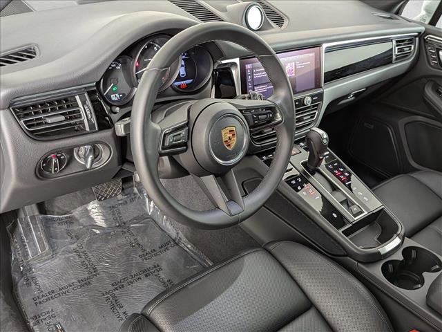 Certified 2025 Porsche Macan image 4