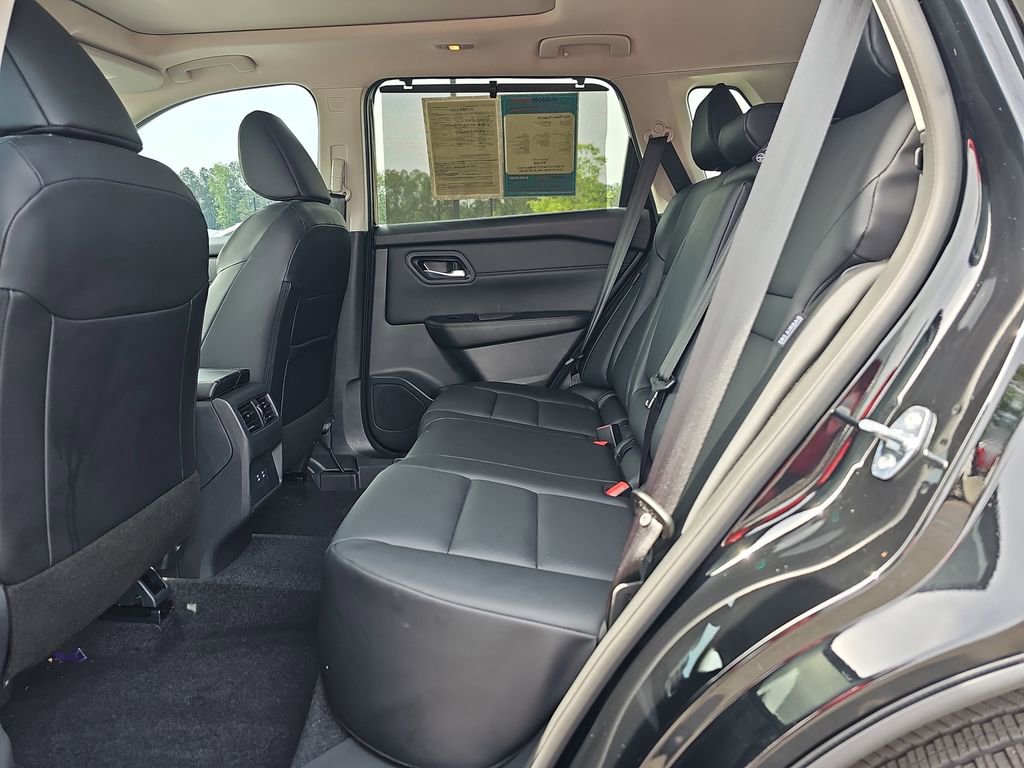 Used 2025 Nissan Rogue SV w/ SV Premium Package image 18