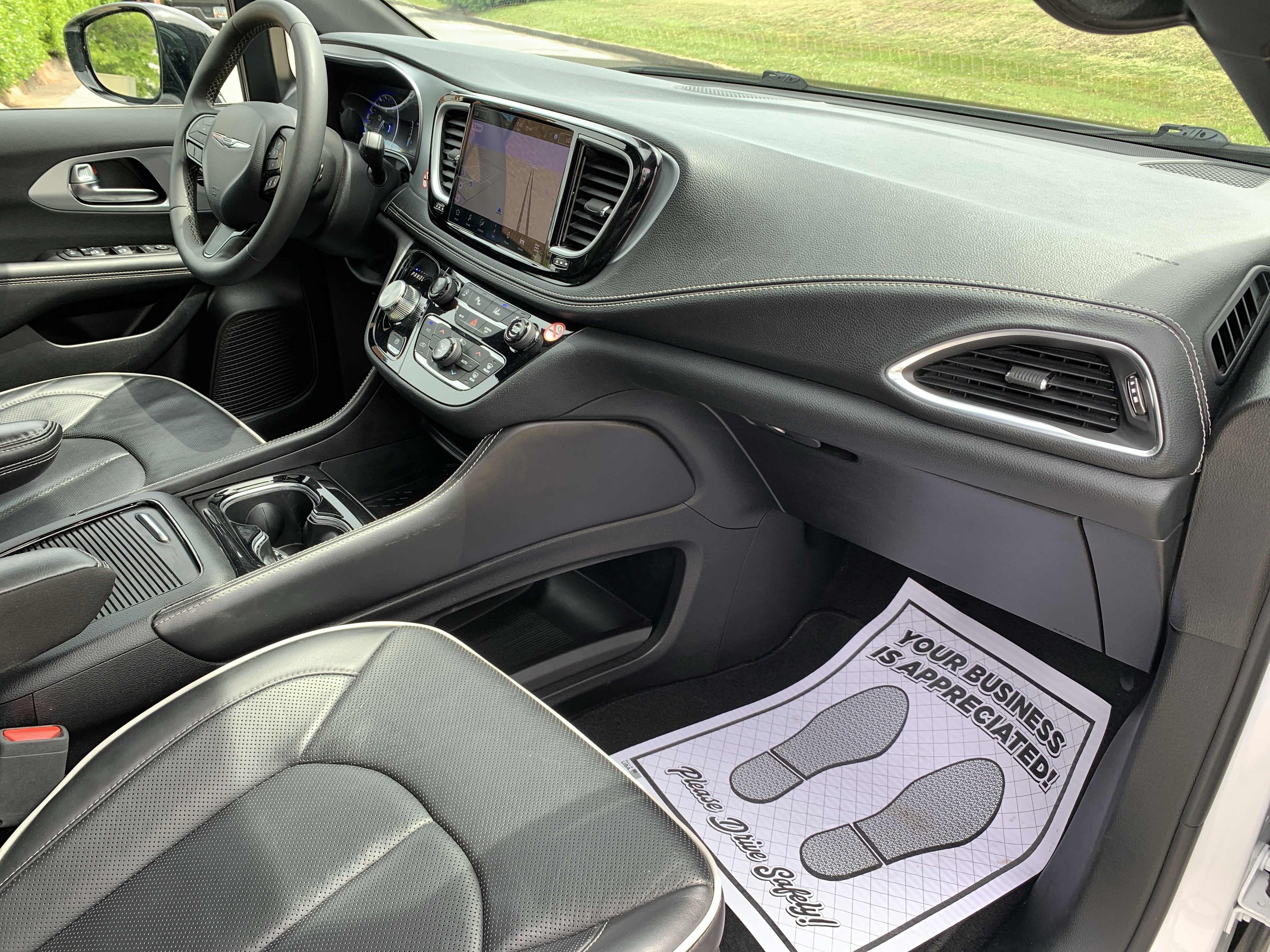 Used 2025 Chrysler Pacifica Limited FWD image 36