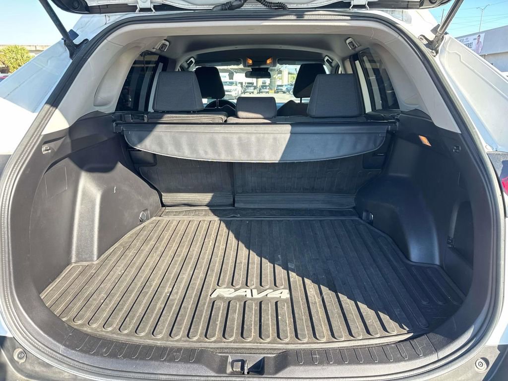 Used 2021 Toyota RAV4 LE image 9