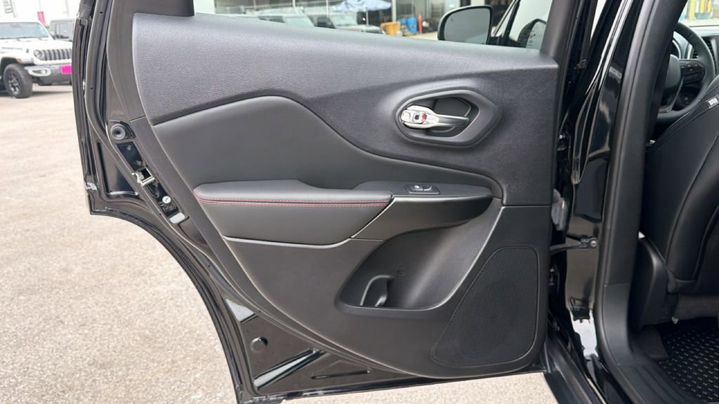 Used 2022 Jeep Cherokee Trailhawk AWD/4WD image 24