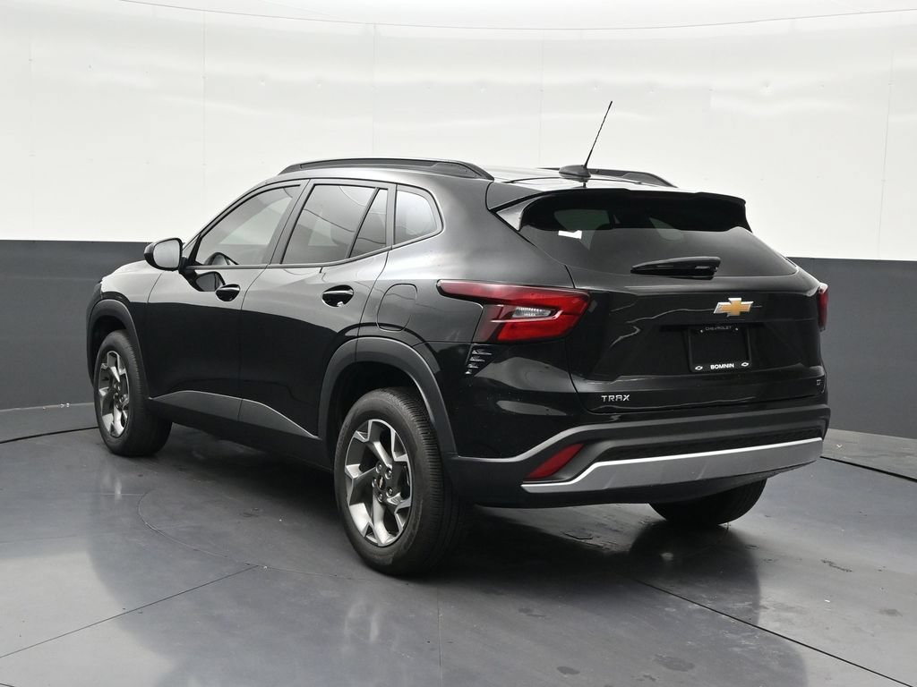 Used 2025 Chevrolet Trax LT FWD image 3
