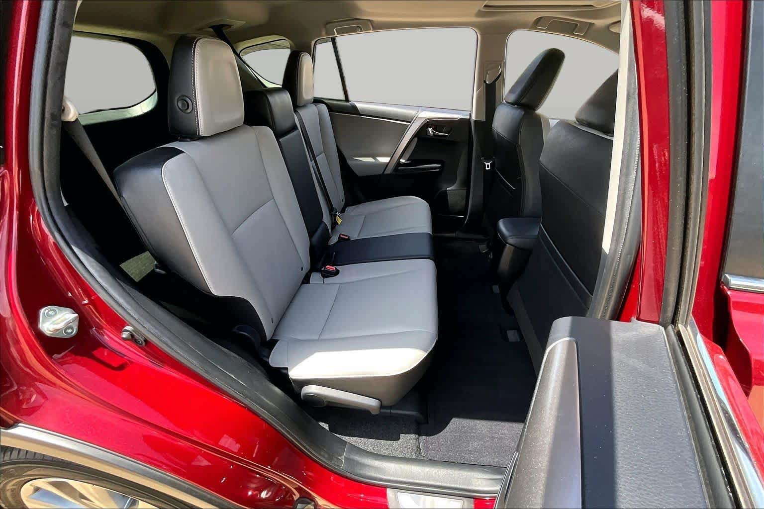 Used 2018 Toyota RAV4 Limited FWD image 19