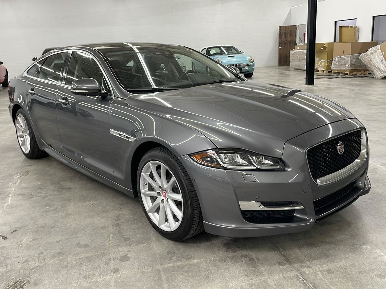 Used 2019 Jaguar XJ R-Sport RWD image 4