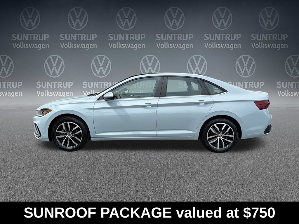 Used 2025 Volkswagen Jetta SE w/ Sunroof Package FWD image 2